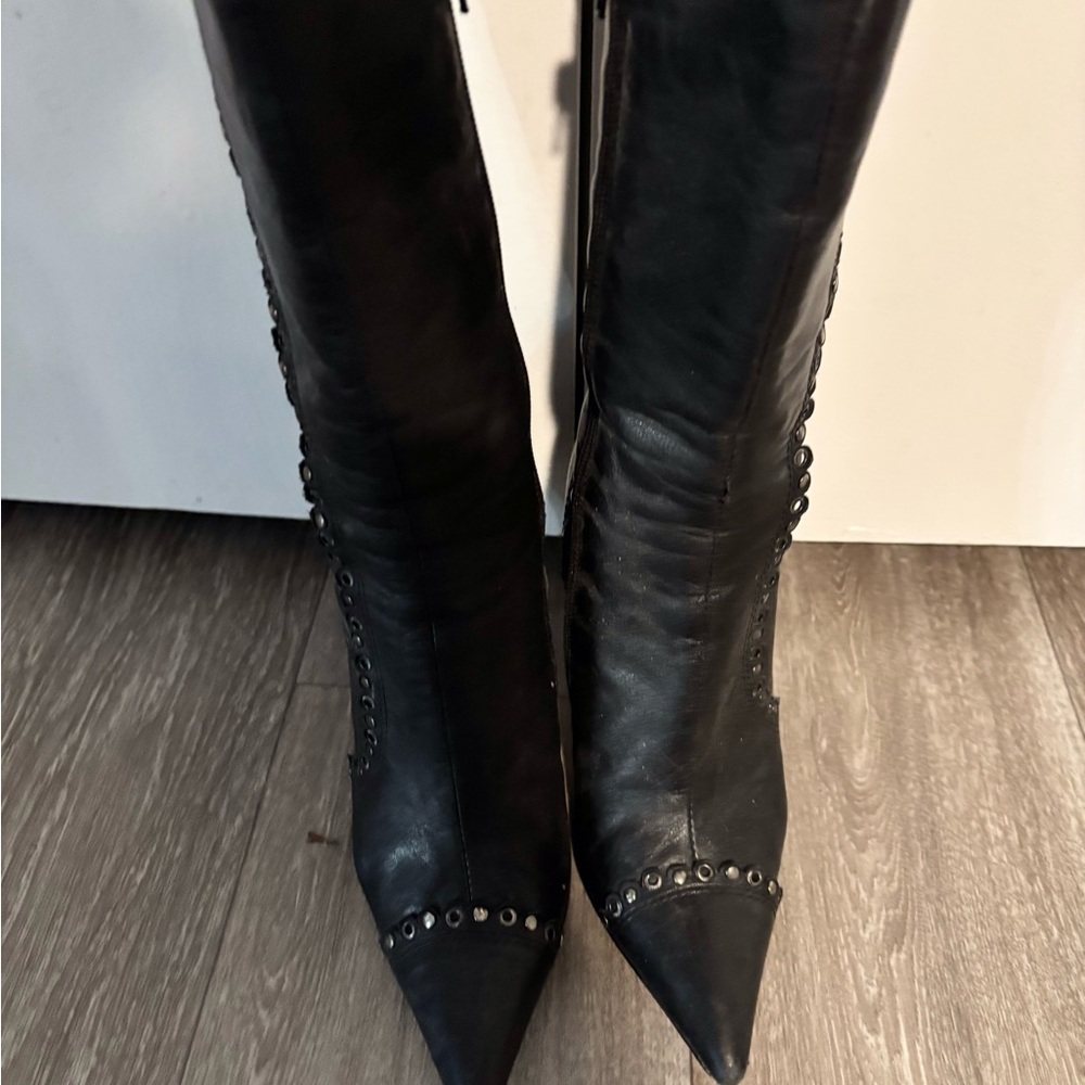 Stunning. Boots slightly used black size 6